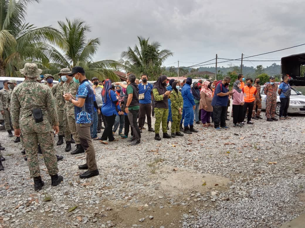 Penjawat Awam Bantu Ringan Beban Mangsa Banjir Malaysiaaktif