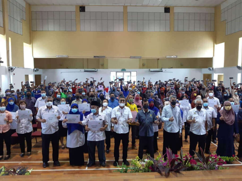 Pelajar Sekolah Di Bera Terima Biasiswa Yayasan Pahang Malaysiaaktif