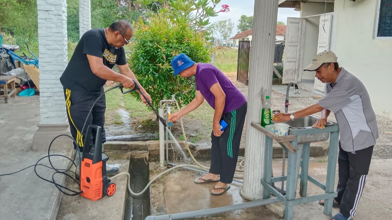 Jemaah Kampung Balik Bukit Gotong Royong Bersih Surau Menjelang Ramadan