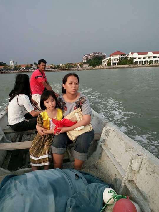Ibu bayi menaiki bot untuk menyemadikan abu anaknya di laut Melaka.