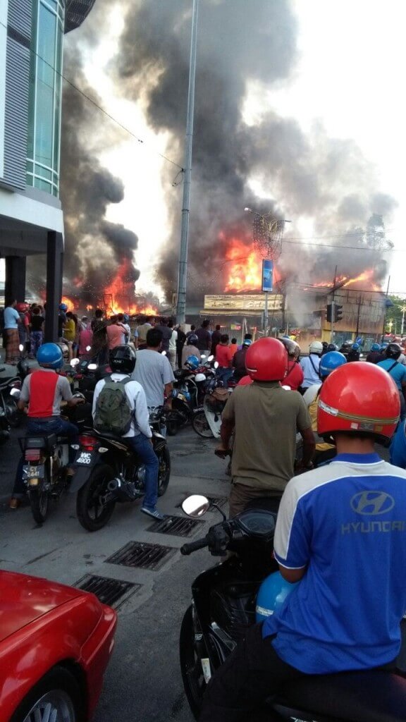 Orang ramai melihat kebakaran yang berlaku di persimpangan lampu isyarat Jalan Sultan Yahya Petra - Kota Bharu. 