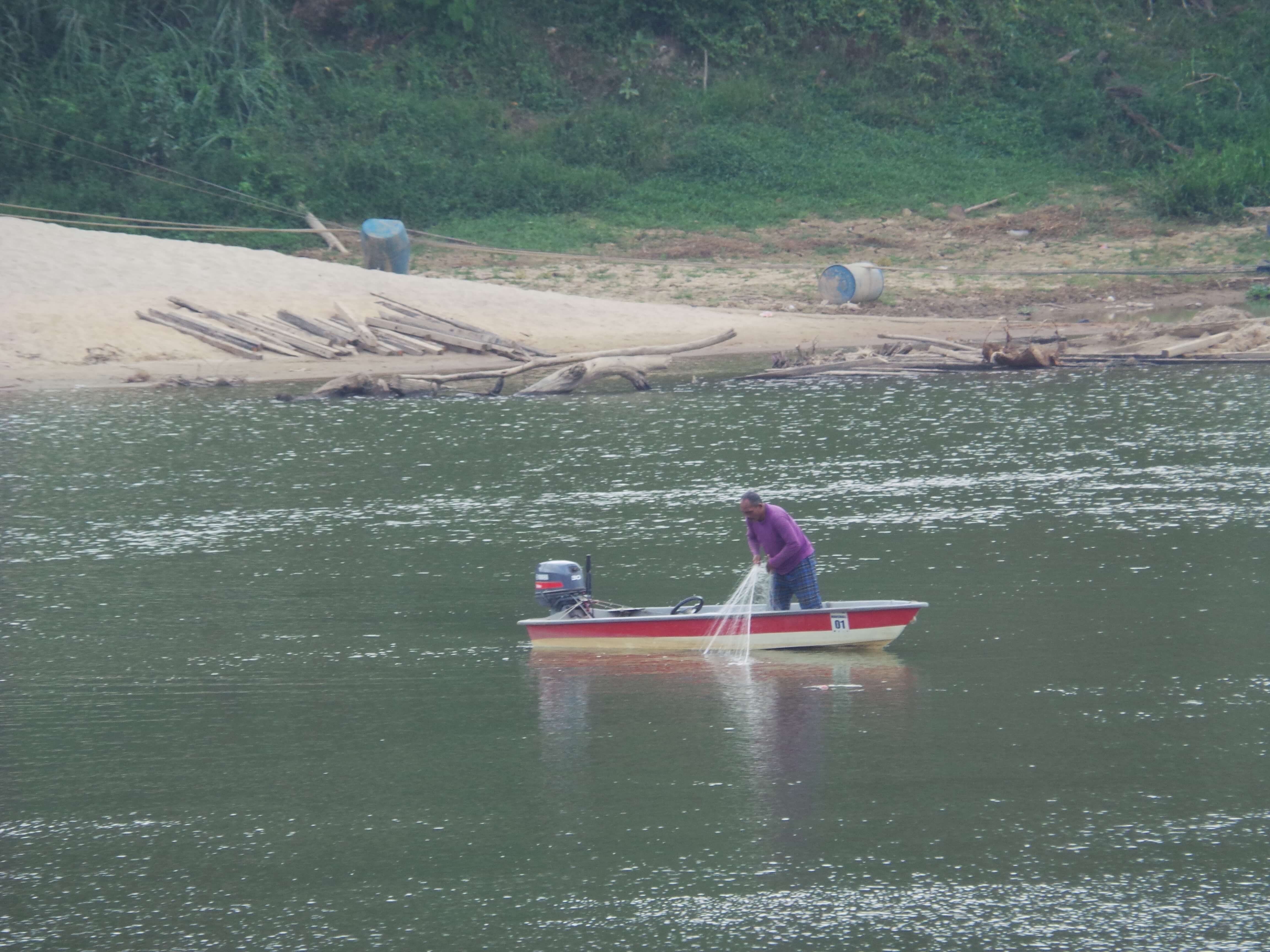 Antara nelayan Sungai Pahang yang beriktiar untuk mendapatkan ikan