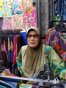 Puan Khatijah Abd. Kadir yang mengusahakan perniagaan kain di Pasar Payang