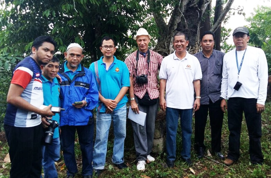 Drs. Mohd. Nasruddin (kanan) bersama ahli pasukannya di tapak penemuan batu nisan belimbing di Kampung Chohong, Jasin.