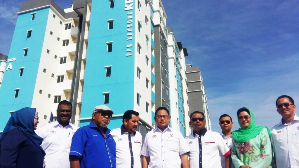 Timbalan EXCO Perumahan, Kerajaan Tempatan dan Alam Sekitar Melaka, Datuk Sazali Muhd Din (empat dari kiri), bersama Menteri KPKT, Tan Sri Noh Omar (tengah) dan Ketua Menteri Melaka, Datuk Seri Idris Haron (empat dari kanan).