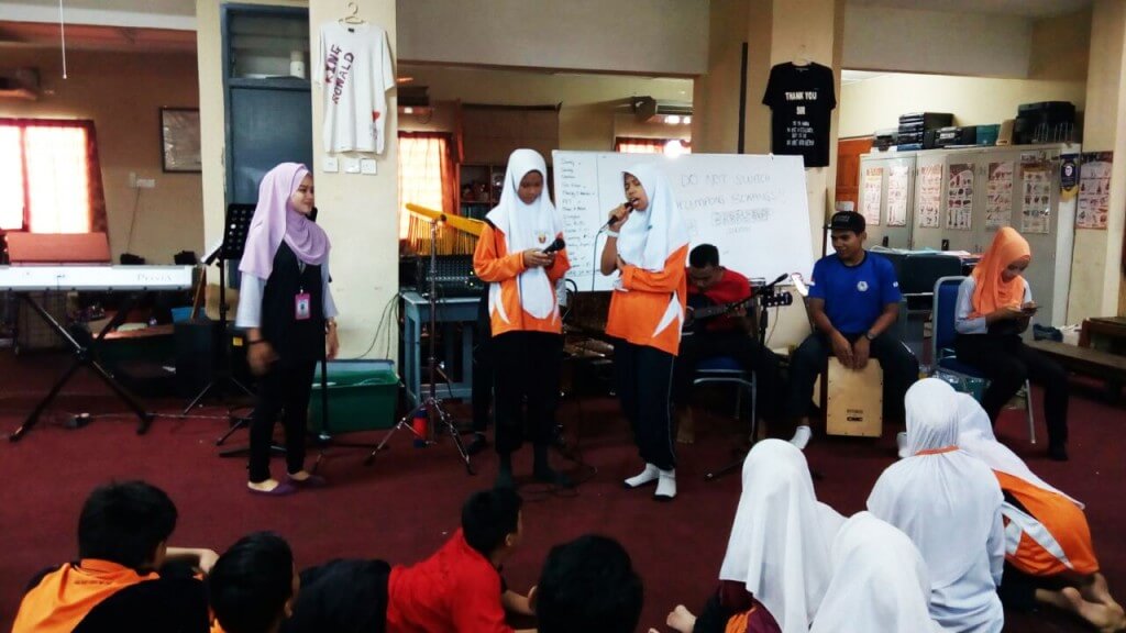 Sesi Terapi Muzik - antara aktiviti yang dijalankan oleh pelajar KKBBM bersama pelajar-pelajar khas SMK Bukit Baru.