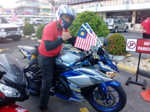 Ashraf bersama-sama Motosikal Yamaha R25 miliknya