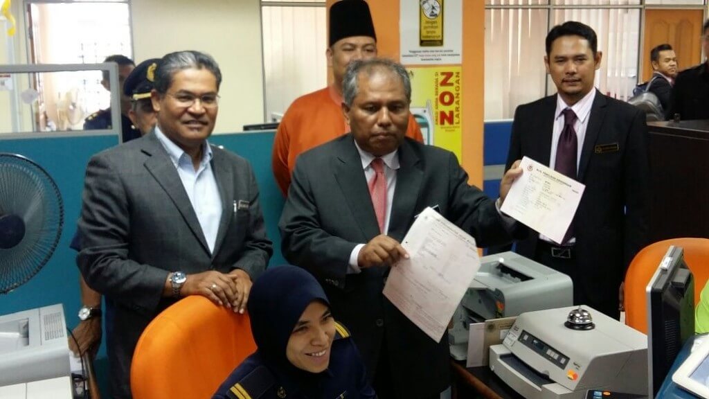 Ketua Pengarah JPJ Malaysia, Datuk Nadzri Siron menunjukkan geran baharu yang lebih kecil berbanding geran lama ketika mengadakan lawatan kerja ke JPJ Negeri Melaka, Bukit Katil.