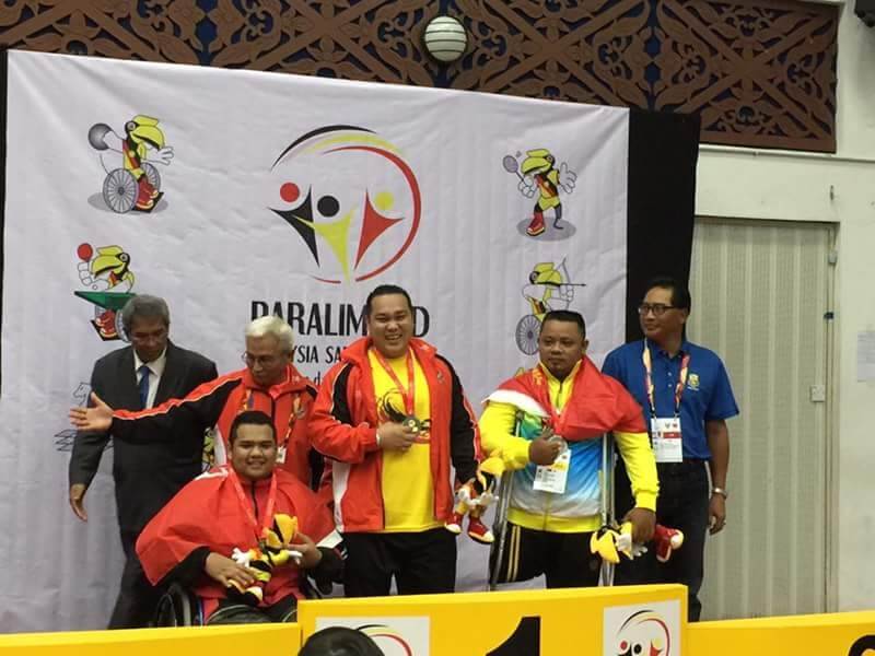 Ah Kee ketika memungut pingat emas pada SUKMA Paralimpiad Sarawak 2016
