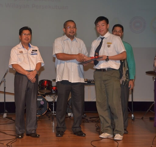 Roslan (dua dari kiri) menyampaikan sijil penyertaan kepada salah seorang peserta