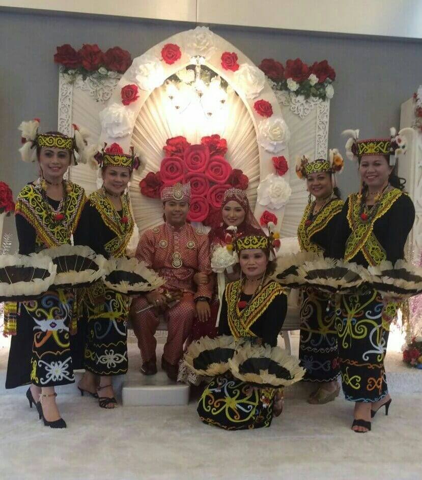 Bergambar kenangan bersama pengantin di Brunei Darussalam