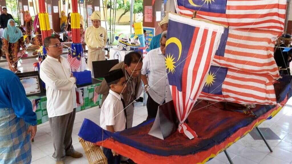 Replika Kapal Layar Panglima Awang yang dihasilkan murid2