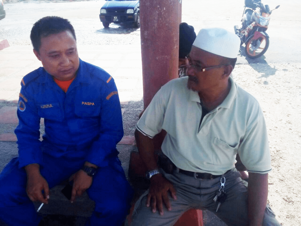 Kiri, Pegawai Jabatan Pertahanan Awam Malaysia (JPAM) Daerah Kuala Selangor, Azizul Hakim Abdul Rahman bersama penduduk setempat