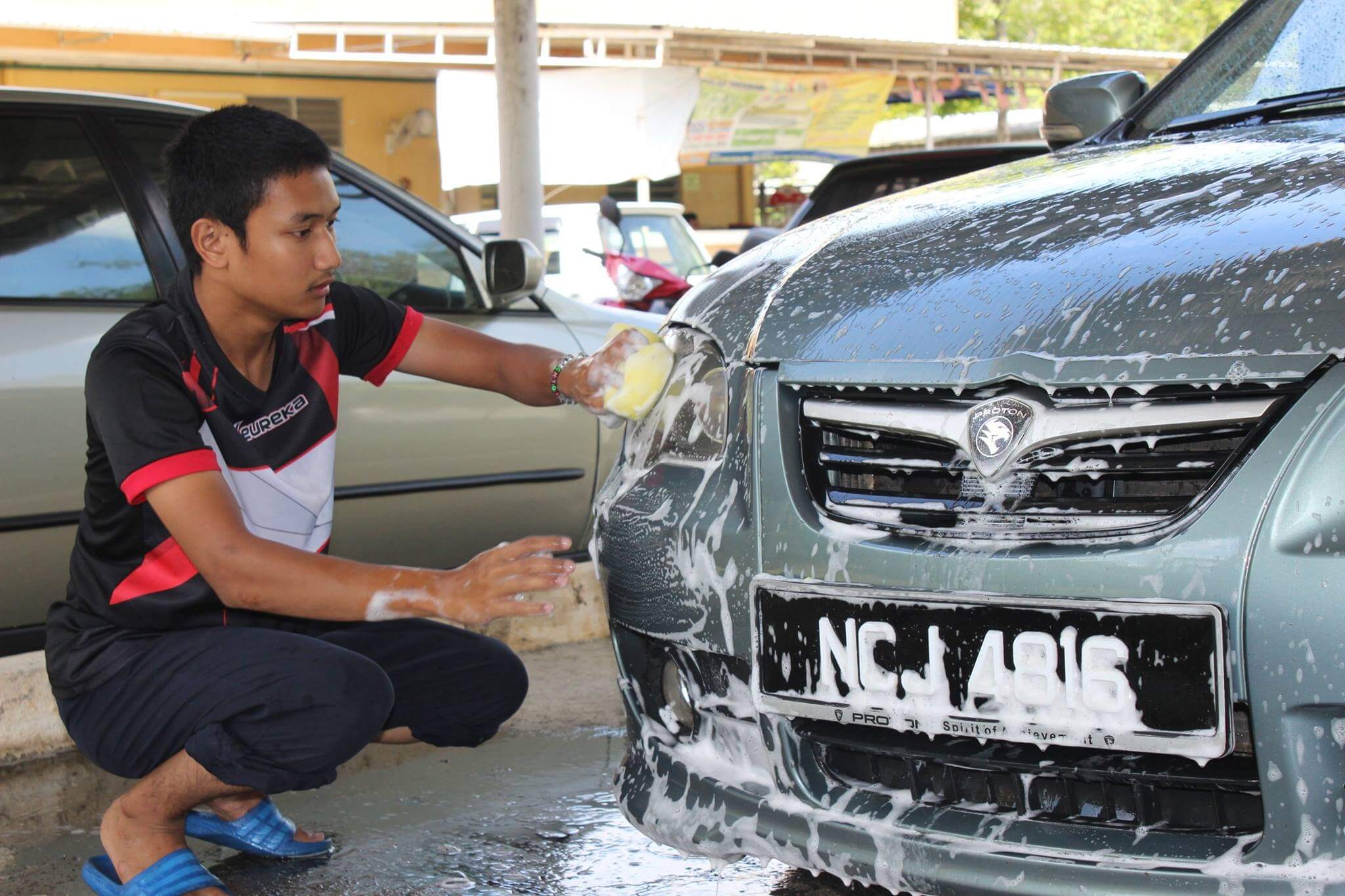 Antara aktiviti mencuci kereta oleh pelajar Kolej Komuniti Jelebu