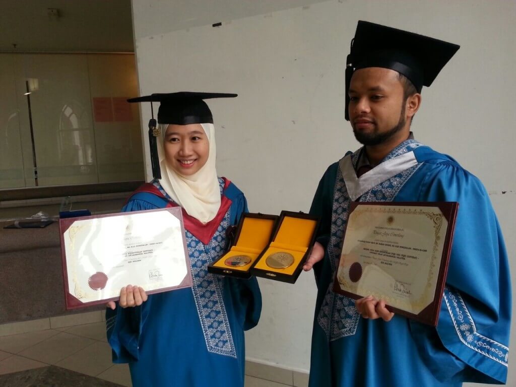 Nur Firda Ayu Jamal (kiri) dan Muhammad Hassan Hilmi Hassan Shukri (kanan) yang menerima Anugerah Pelajaran DiRaja