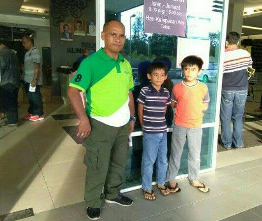Marais Putit bersama anaknya Mohd Arifin,9 dan Mohd Hairal, 10 semasa pendaftatan dan sebelum acara bersunat dijalankan