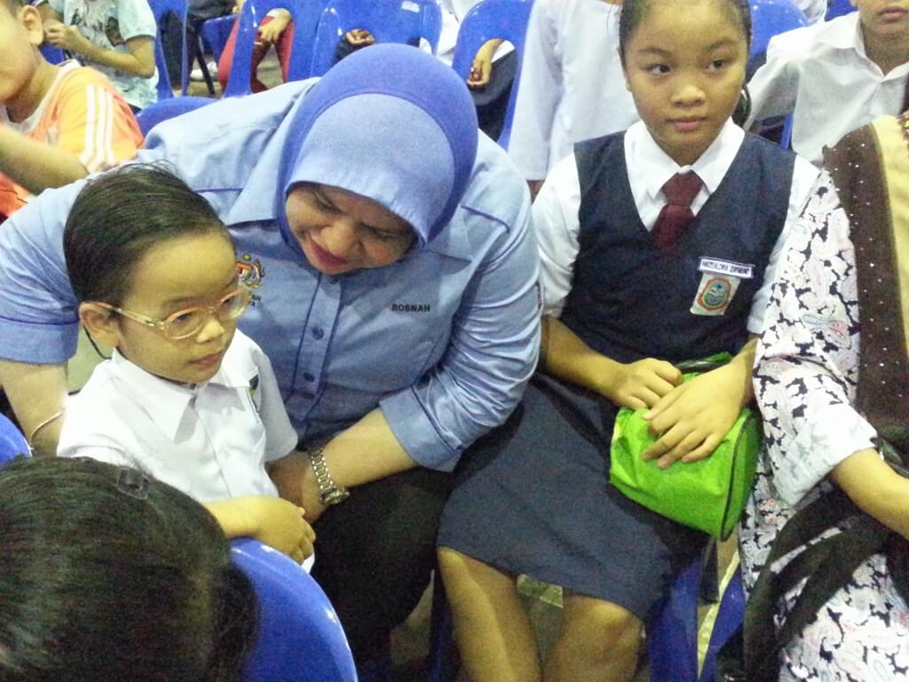 2. Rosnah,( tengah) bersama Nizam (kanan) Adenan (dua kiri) Ketua Puteri UMNO Papar, Azean ( dua kanan) Hendry ( dua kiri) mengambil gambar kenangan bersama penerima-penerima bantuan sekolah dalam program Back to School dewan Masyarakat Papar semalam. 
