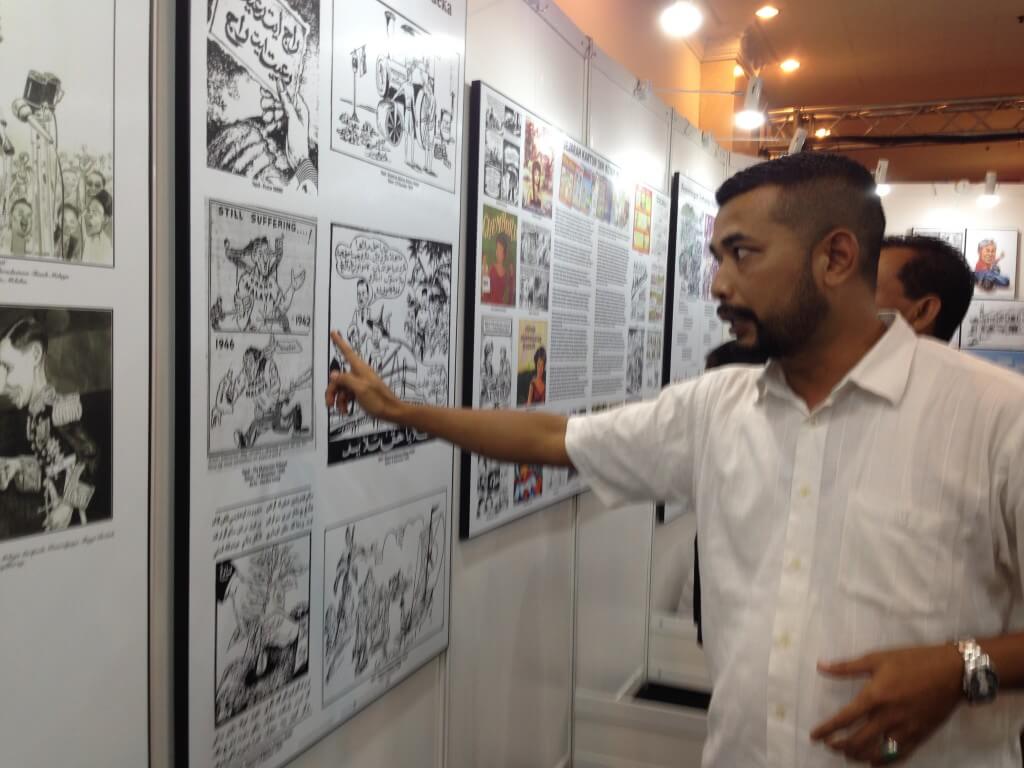 Ketua Pegawai Eksekutif Kelab Kartunis Malaysia, Azhar Adnan menunjukkan Koleksi Editorial sebelum merdeka