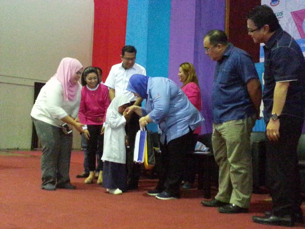 Rosnah,( tengah) bersama Nizam (kanan) Adenan (dua kiri) Ketua Puteri UMNO Papar, Azean ( dua kanan) Hendry ( dua kiri) mengambil gambar kenangan bersama penerima-penerima bantuan sekolah dalam program Back to School dewan Masyarakat Papar semalam. 
