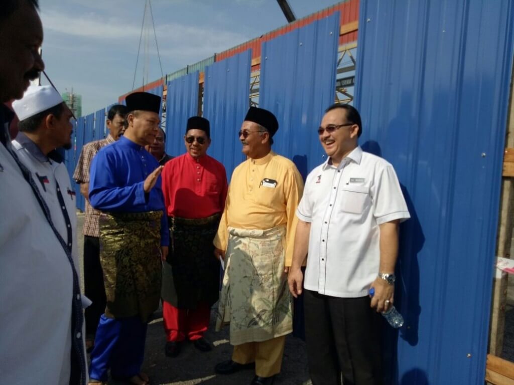 Datuk Ar Ismail Othman melawat tapak projek terminal bas dan teksi.
