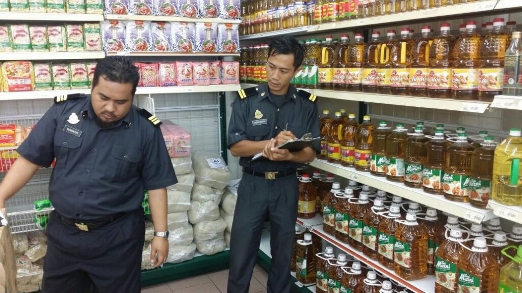 Penguat kuasa KPDNKK Cawangan Beaufort sedang melakukan pemeriksaan di sebuah pasar raya di Daerah Berkenaan.