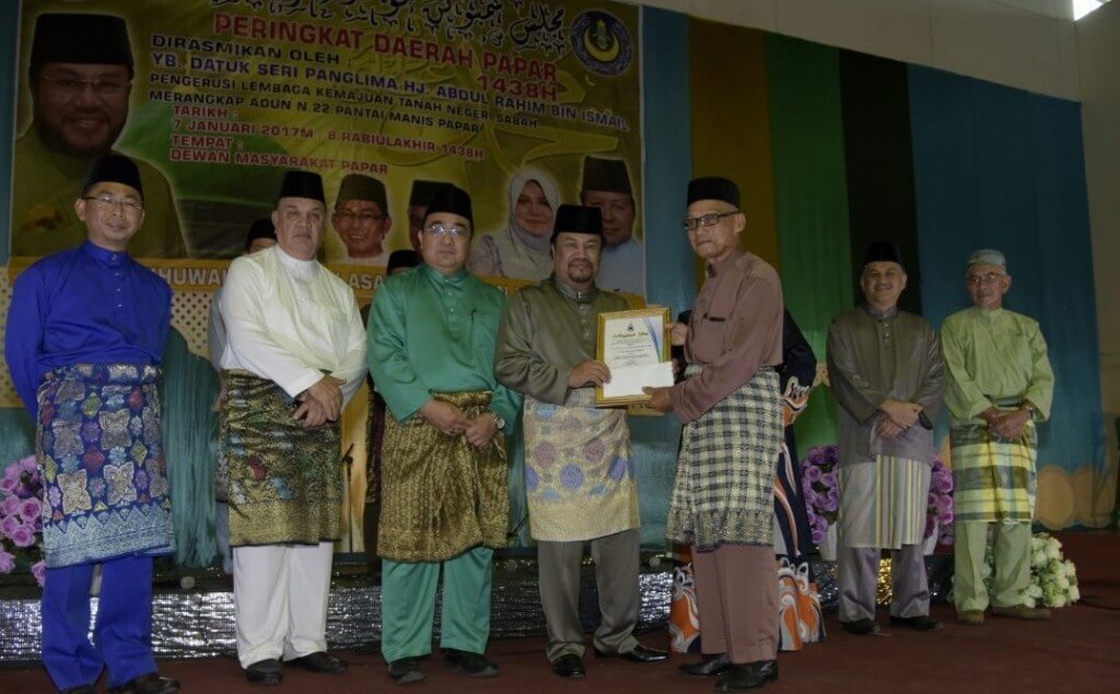 Pengiran Mohd Yasin menerima sijil penghargaan daripada Rahim (empat dari kiri).