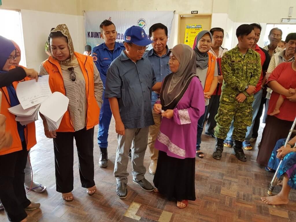 Datuk Bolkiah melawat mangsa banjir yang ditempatkan di Dewan SK Pekan Pitas 2.