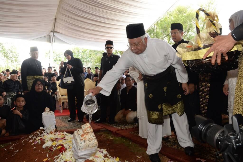Perdana Menteri, Datuk Seri Mohd Najib Tun Abdul Razak turut sama menyiram pusara Adenan