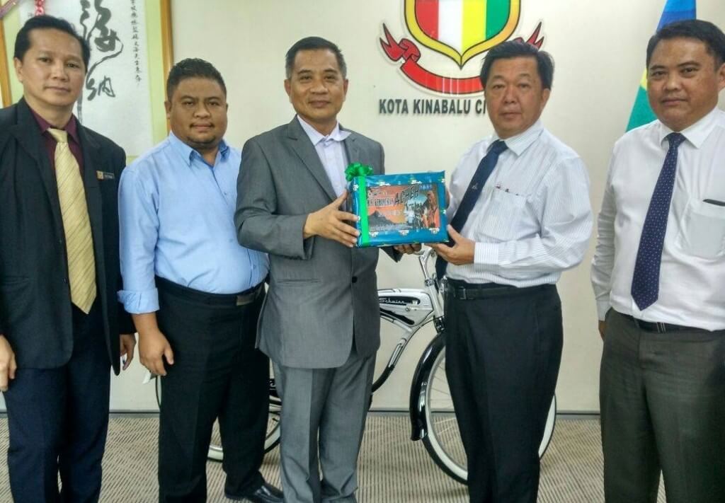 3. Samin (Tiga dari kiri) menyerahkan Tabung Kemanusiaan Acheh kepada Datuk Bandar KK, Datuk Yeo Boon Hai