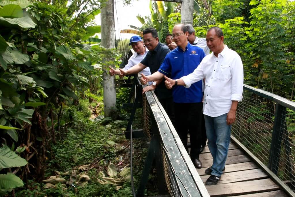 Pemimpin Pembangunan Masyarakat (PPM) Tamparuli, Datuk Jahid Jahim (kanan), Madius (dua dari kanan), Rahman (tiga dari kanan) dan Hajiji (kiri) menunjukkan isyarat bagus selepas selesai membuat lawatan. 