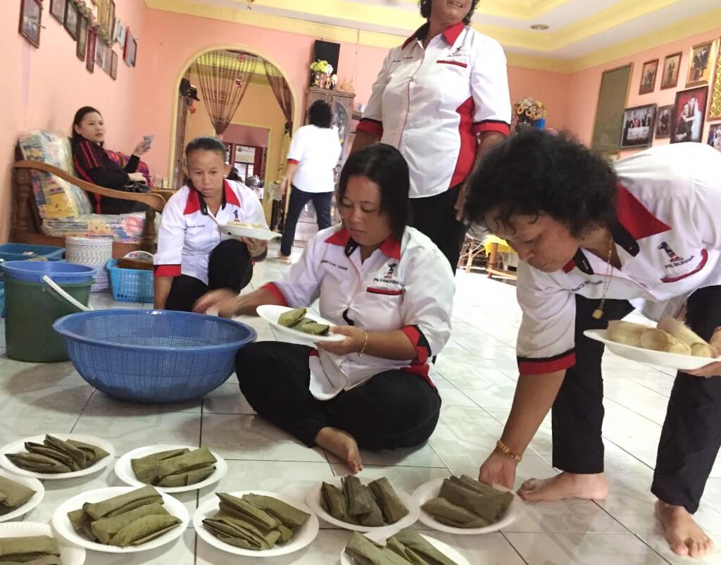 Biro Wanita sedang sibuk menyediakan hidangan kepada tetamu semasa majlis perasmian Komuniti 1Malaysia Rh Tarang