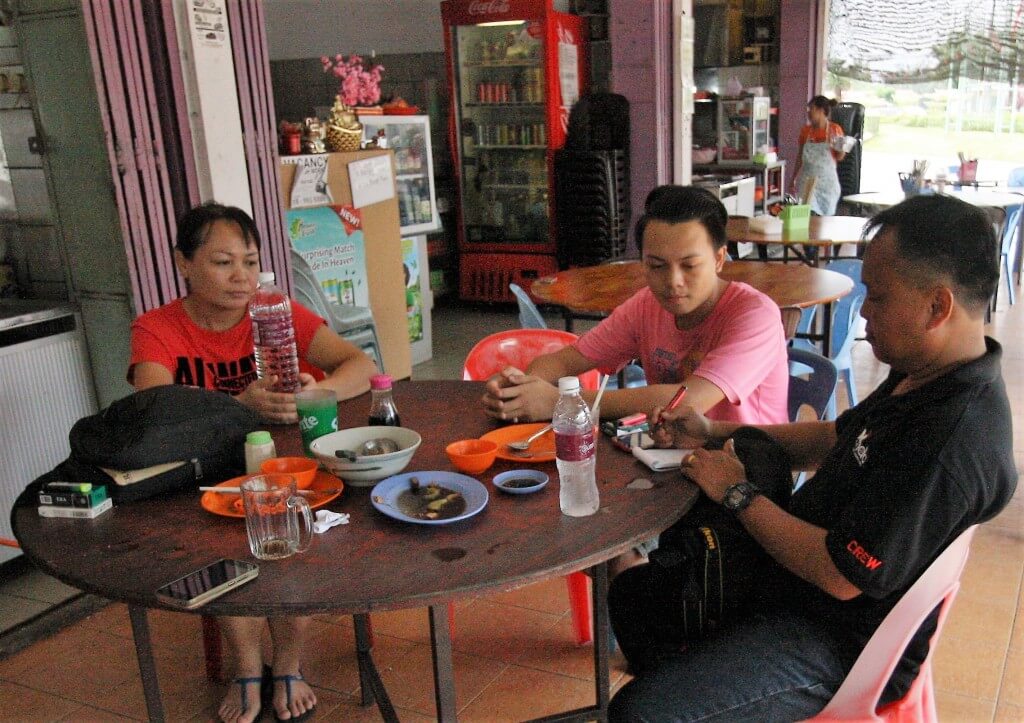 Isteri Chong, Norina (Kiri) anaknya, Chong Xiang Kai (tengah) turut turun padang membantu perniagaan kedai makan ini