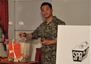 Pengundi terdiri anggota tentera turut membuang undi di Pusat Mengundi Awal Dewan ULS, Kem Sampadi. 