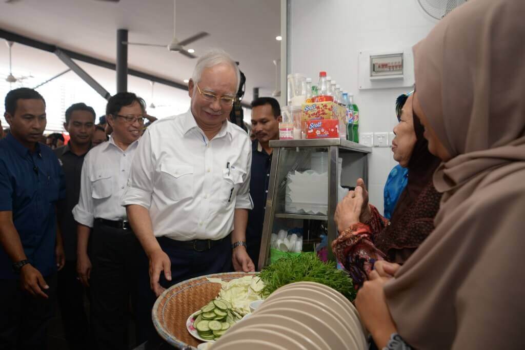 Perdana Menteri mengadakan lawatan ke gerai-gerai Medan Selera Lundu