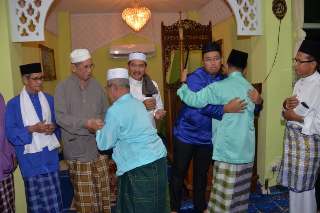 Wan Junaidi dan Azizul bersalaman bersama dengan para jemaah yang hadir semalam