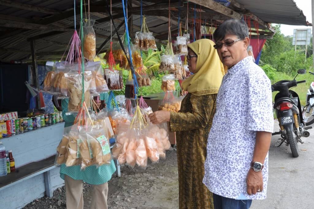 Antara pengunjung yang singgah untuk membeli keropok dan kuih kering di persimpangan masuk Kampung Stunggang