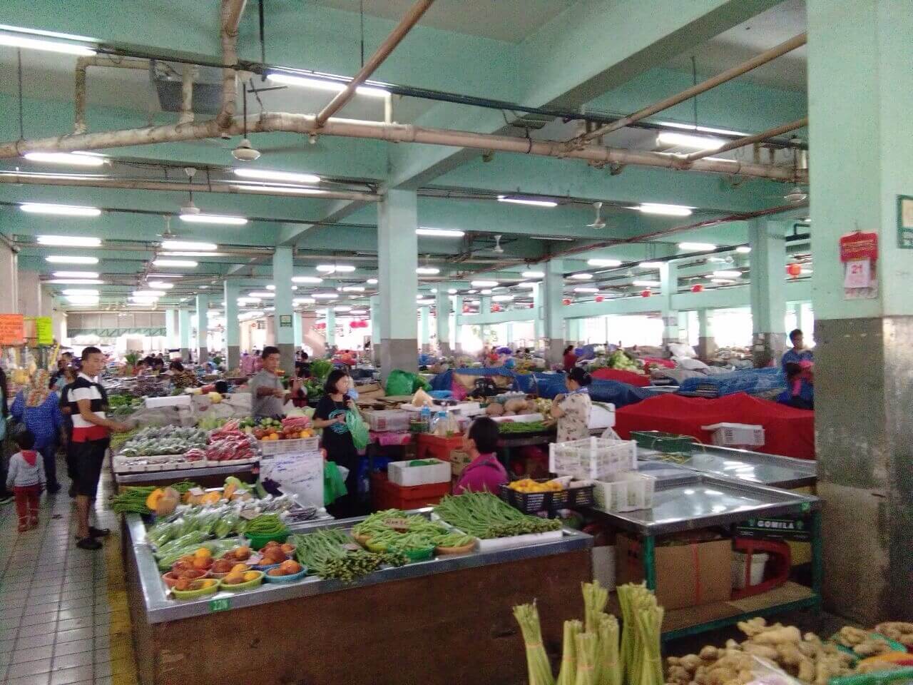 Terdapat bermacam-macam jenis sayuran tempatan dan import turut dijual di Pasar Sentral