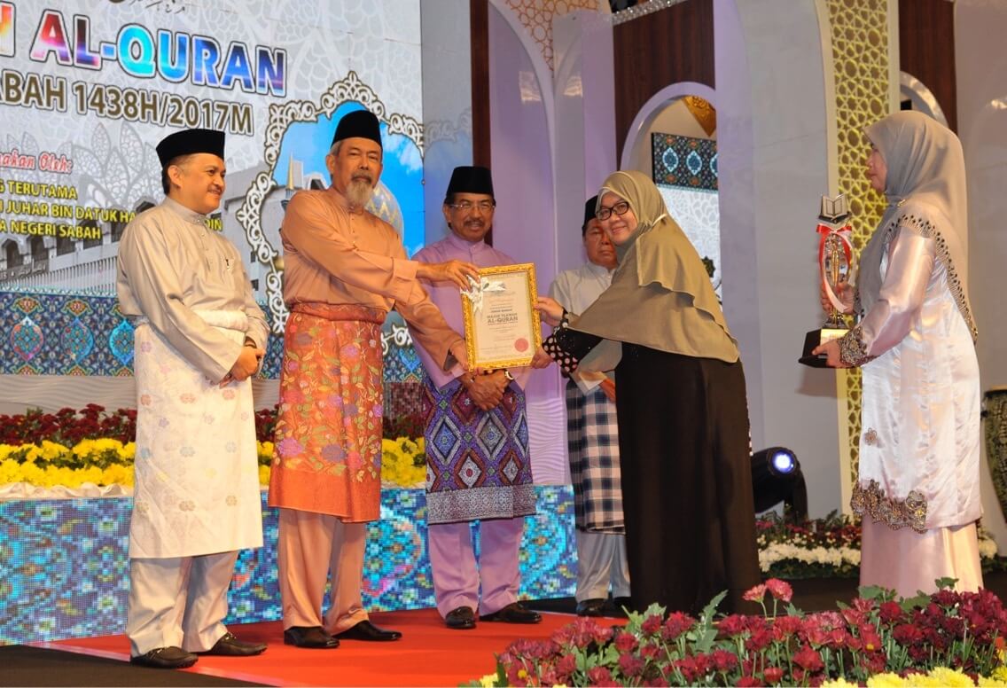 Johan kategori Qariah menerima sijil penyertaan daripada Juhar (dua dari kiri)