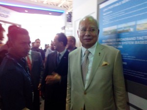 Najib (kanan), mengunjungi tapak pameran di MIEC sempena LIMA'17 