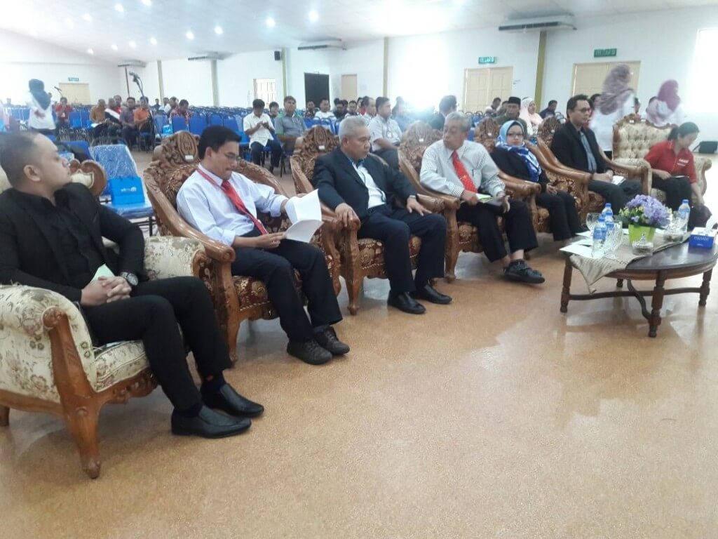 Latiff (empat dari kiri) hadir merasmikan Majlis Taklimat dan Penerangan Kesedaran Kepentingan Telekomunikasi Peringkat Negeri Melaka