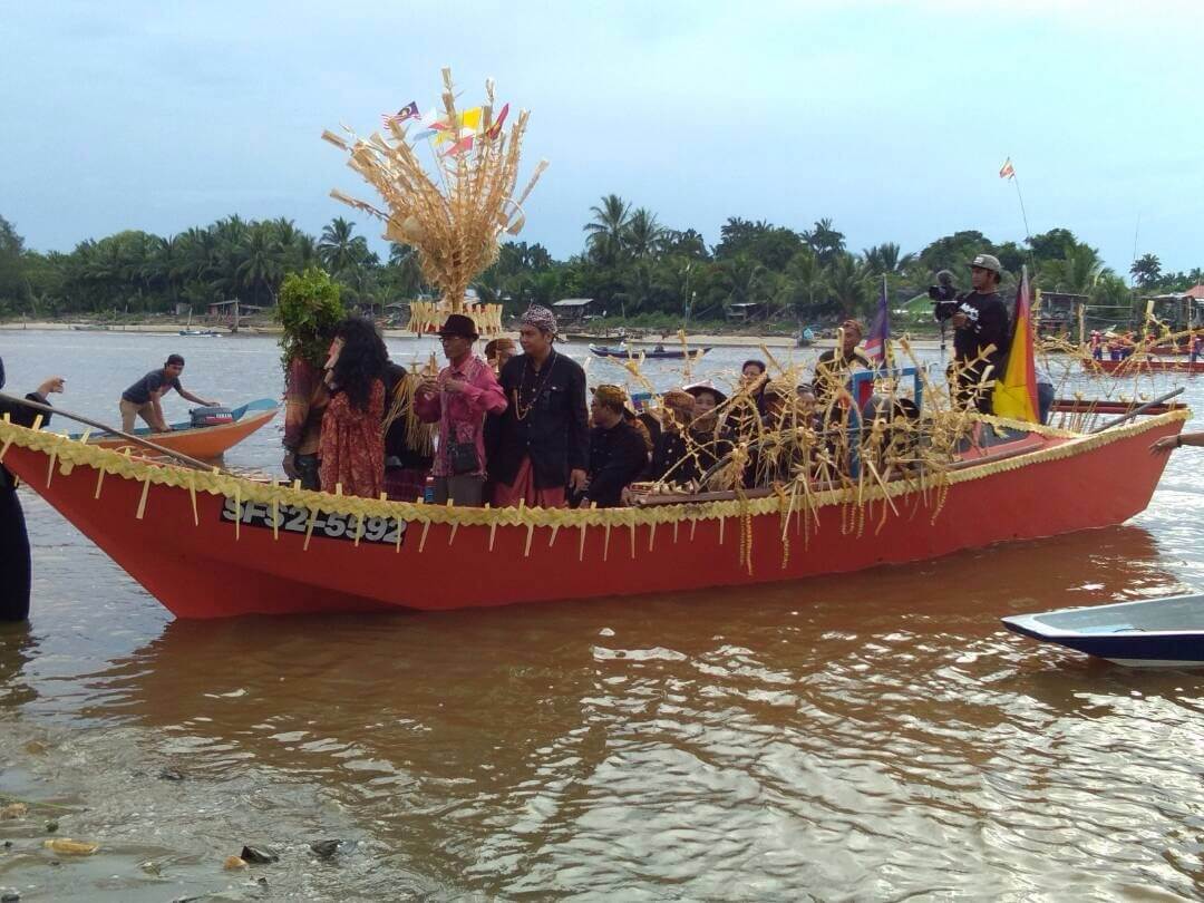 Serahang dibawa dengan perahu menyelusuri sungai Tellian menuju ke Kuala Dana Mukah