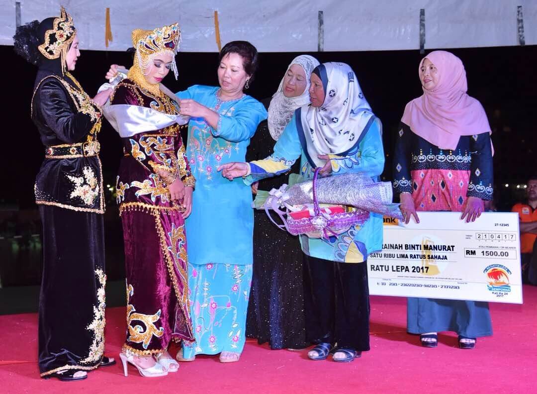 Noorainah menerima selempang Ratu Lepa 2017 setelah berjaya menewaskan tujuh peserta lain.