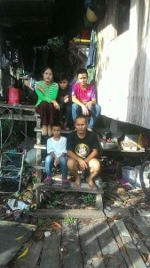 Hamdan (dari kanan), bersama-sama empat anaknya di rumah mereka di No. 20 Jalan Pam Stesyen Lama, Kampung Tellian Laut, Mukah.