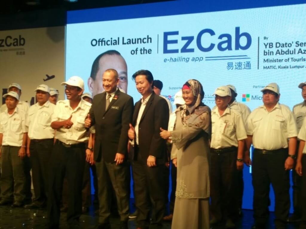 Menteri Pelancongan dan Kebudayaan, Datuk Seri Mohamed Nazri Aziz bersama CEO EzCab, Raymond Yap dan Pengarah Eksekutif EzCab, Nor Aleeshah Abdullah bergambar bersama 31 wakil pemandu teksi yang telah berdaftar.
