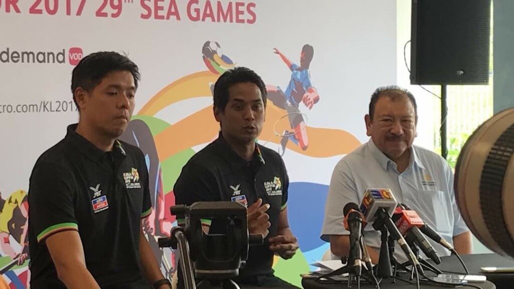 Khairi Jamaluddin (tengah) bersama Tunku Tan Sri Imran (kanan) dan Lee Choong Kay (kiri) pada majlis sidang media.
