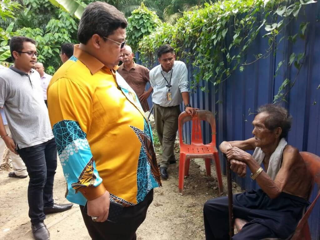 Datuk Abdul Shukur Idrus sedang memujuk Amirrudin untuk ke hospital dan berpindah ke Rumah Orang Tua Seri Kenangan, Cheras.