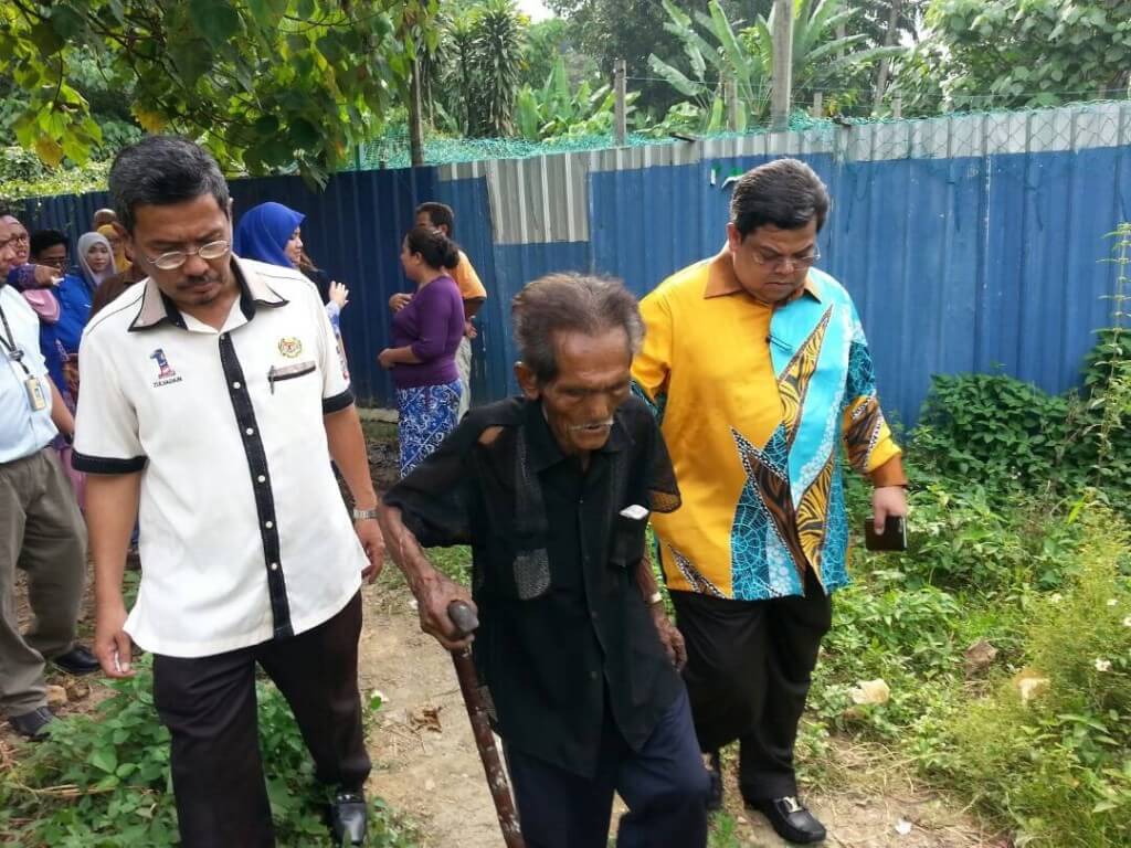 ADUN Kuang, Datuk Abdul Shukur Idrus (kanan) bersama Pegawai JKM Daerah Gombak, Zulyadain Lilmat (kiri) mengiring Amirrudin untuk di bawa ke Hospital Sungai Buloh.