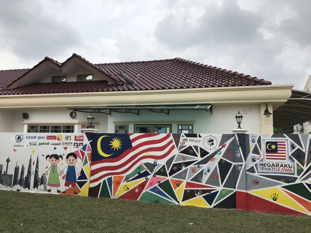Hasil lukisan grafiti oleh anak-anak autisme NASOM Teluk Pulai, para pengamal media dan anggota Jabatan Penerangan Malaysia. 