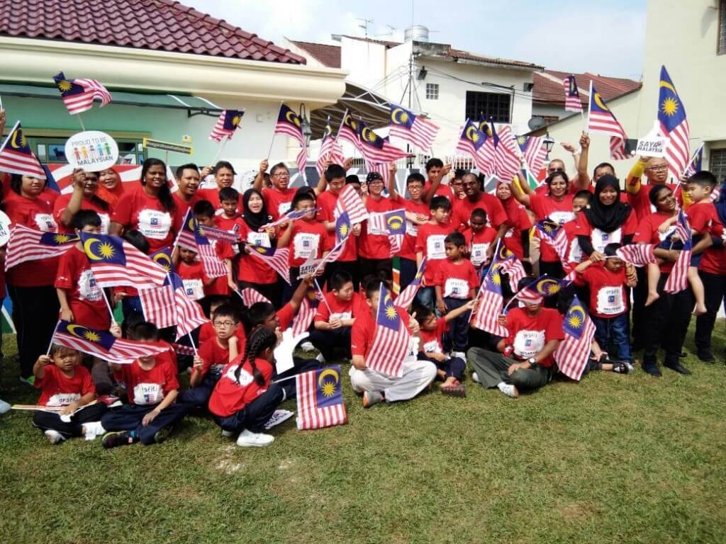Kibaran Jalur Gemilang bersama pendidik dan Kanak-Kanak Autisme Cawangan Teluk Pulai, Klang.