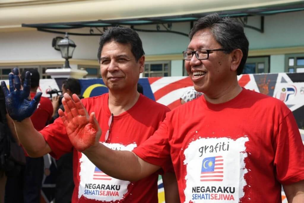 Datuk Ibrahim Abdul Rahman (kanan) dan Datuk Megat Ahmad Shahrani Megat Shahruddin (kiri) ceria ketika program Grafiti Negaraku Media Massa Bersama Kanak-kanak Autisme.